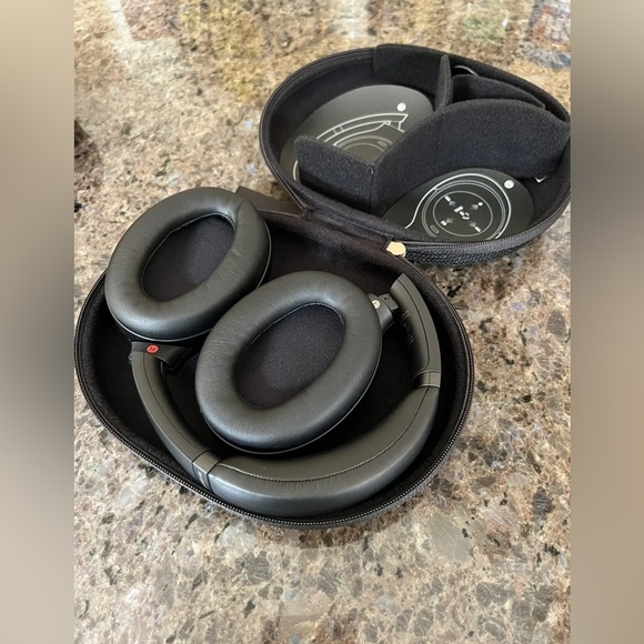 Sony WH-1000XM3 Noise Cancelling Bluetooth Headphones XM3 Like New - Picture 3 of 4